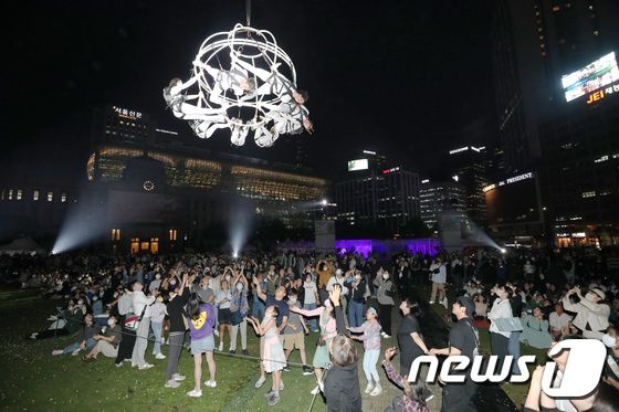30일 오후 서울광장에서 열린 서울거리예술축제를 찾은 많은 시민들이 그룹 푸하의 공중곡예 공연 '카오스모스'를 즐기고 있다. 2022.9.30/뉴스1 © News1 박세연 기자