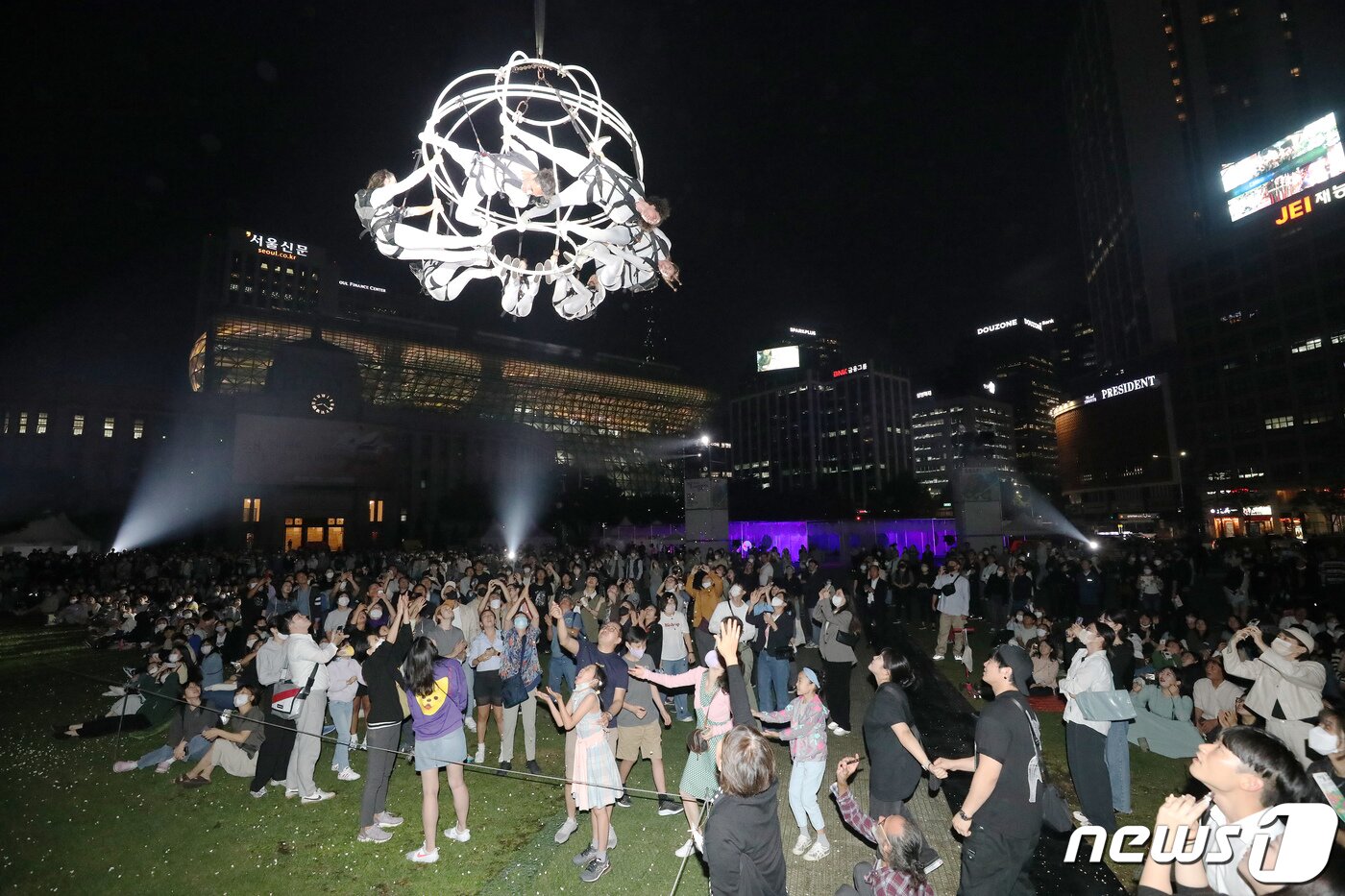 본문 이미지 - 30일 오후 서울광장에서 열린 서울거리예술축제를 찾은 많은 시민들이 그룹 푸하의 공중곡예 공연 &#39;카오스모스&#39;를 즐기고 있다. 2022.9.30/뉴스1 ⓒ News1 박세연 기자
