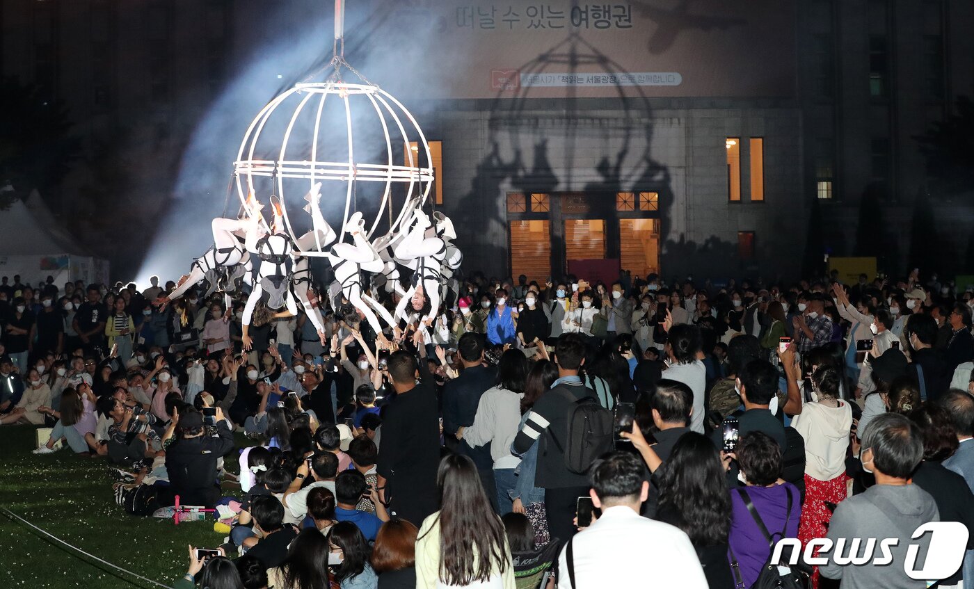 본문 이미지 - 30일 오후 서울광장에서 열린 서울거리예술축제를 찾은 많은 시민들이 그룹 푸하의 공중곡예 공연 &#39;카오스모스&#39;를 즐기고 있다. 2022.9.30/뉴스1 ⓒ News1 박세연 기자