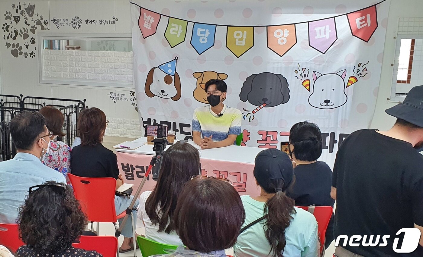 본문 이미지 - 김명철 수의사가 8월 28일 서울 동대문구 발라당입양센터에서 고양이를 잘 키우기 위한 교육을 진행하고 있다. ⓒ 뉴스1 최서윤 기자