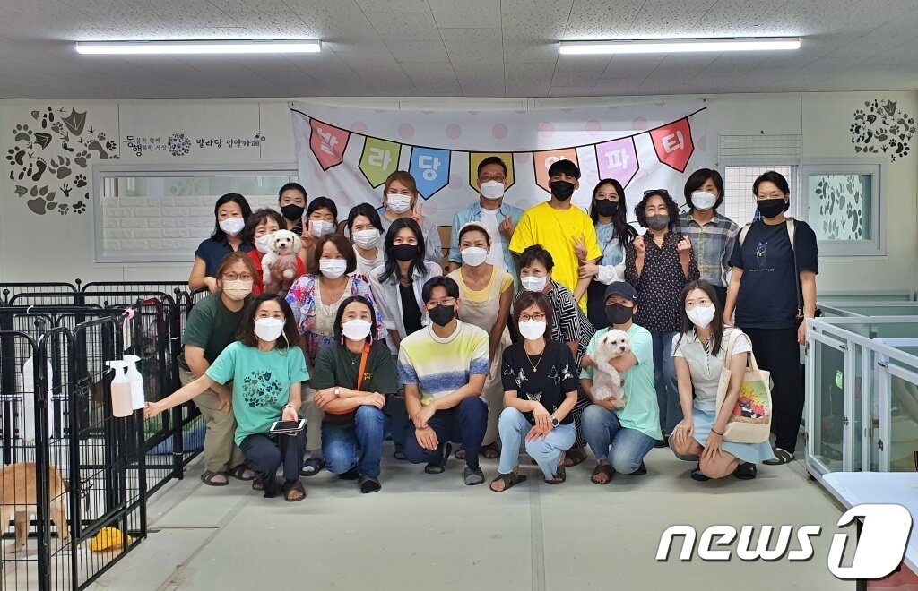 본문 이미지 - 8월 28일 서울 동대문구 발라당입양센터에서 진행된 행사에서 참석자들이 기념촬영을 하고 있다. ⓒ 뉴스1 최서윤 기자