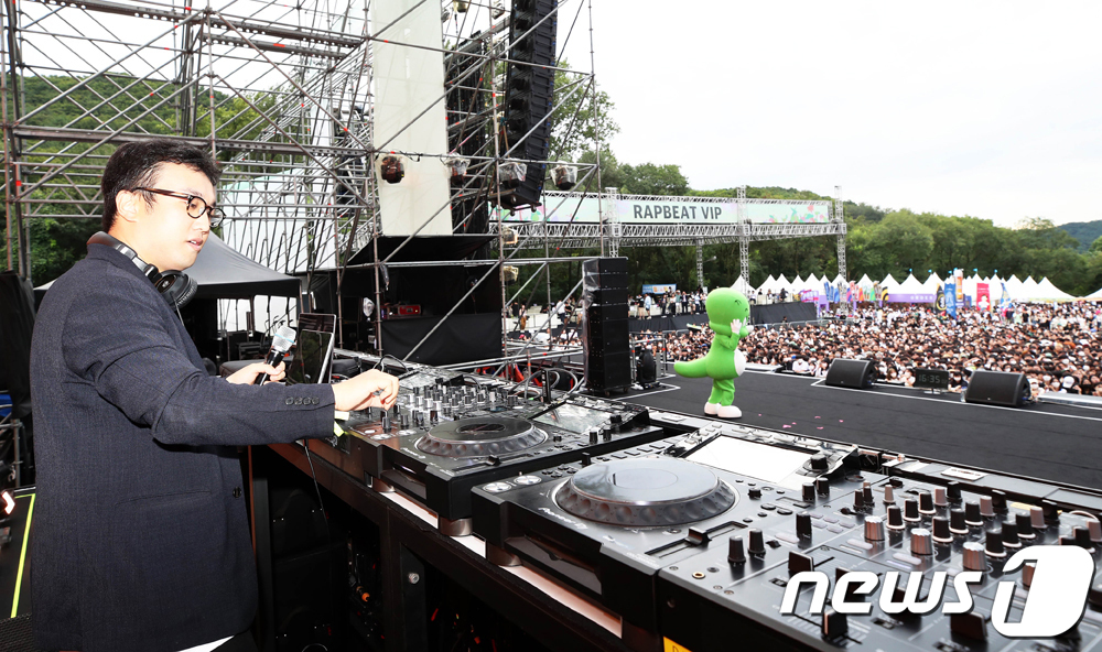 (서울=뉴스1) = 수제맥주 스타트업 더쎄를라잇브루잉의 전동근 대표가 지난 3일 경기 과천 서울랜드에서 열린 대형 뮤직페스티벌 ‘랩비트2022’에서 ‘더쎄를라잇브루잉 이벤트 스테이 …