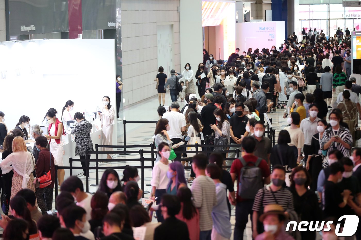 본문 이미지 - 지난해 서울 강남구 코엑스에서 열린 '키아프 서울'에서 관람객들이 입장을 위해 줄 지어 대기하고 있다. 세계적 아트페어(미술장터) 주관사인 프리즈가 아시아 최초로 한국에서 개최힌 '프리즈 서울'과 국내 최대 아트페어 '키아프 서울'이 코엑스에서 열렸다. 2022.9.4/뉴스1 ⓒ News1 황기선 기자