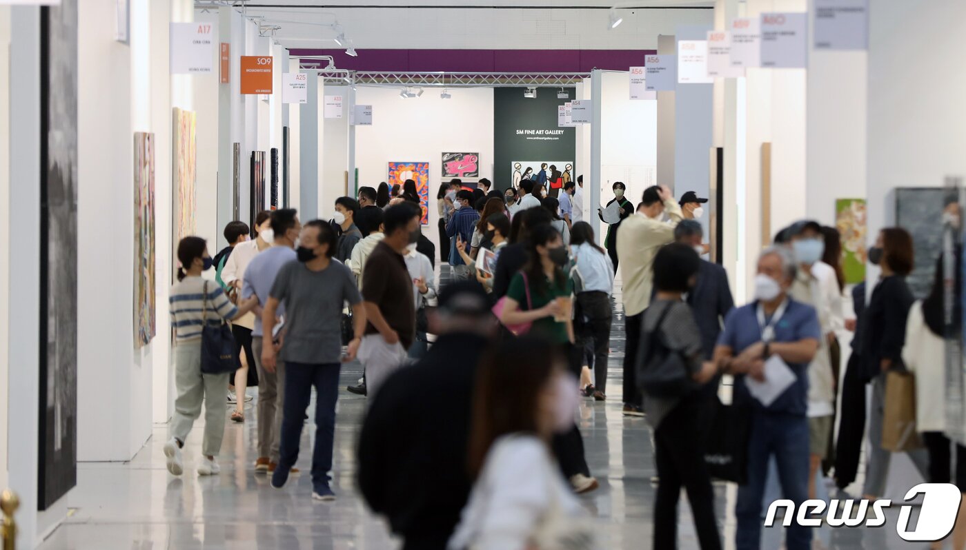 본문 이미지 - 4일 서울 강남구 코엑스에서 열린 '키아프 서울'에서 관람객들이 작품들을 살펴보고 있다. 2022.9.4/뉴스1 ⓒ News1 황기선 기자