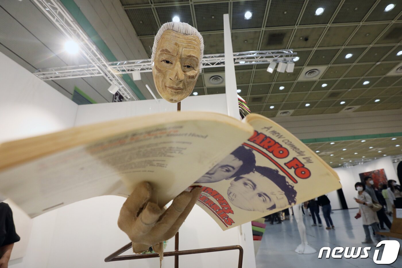 본문 이미지 - 4일 서울 강남구 코엑스에서 열린 '프리즈 서울'에서 관람객들이 작품들을 살펴보고 있다. 2022.9.4/뉴스1 ⓒ News1 황기선 기자