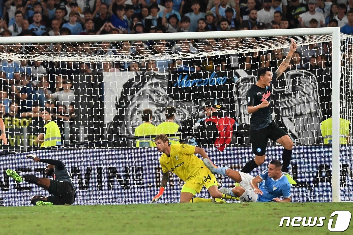 본문 이미지 - 나폴리 수비수 김민재가 3일&#40;현지시간&#41; 이탈리아 로마의 스타디오 올림피코에서 열린 2022~23 이탈리아 프로축구 세리에A 5라운드 라치오와의 경기 전반 38분 동점 골을 넣은 후 환호하고 있다. ⓒ AFP=뉴스1 