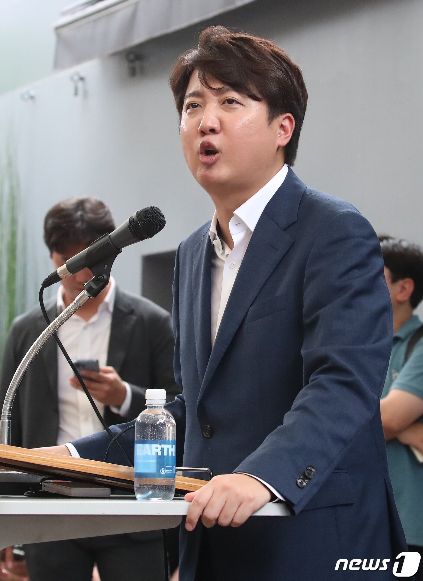 본문 이미지 - 이준석 전 국민의힘 대표가 4일 오후 대구 중구 김광석길 콘서트홀에서 가진 기자회견에서 발언하고 있다. 2022.9.4/뉴스1 ⓒ News1 공정식 기자