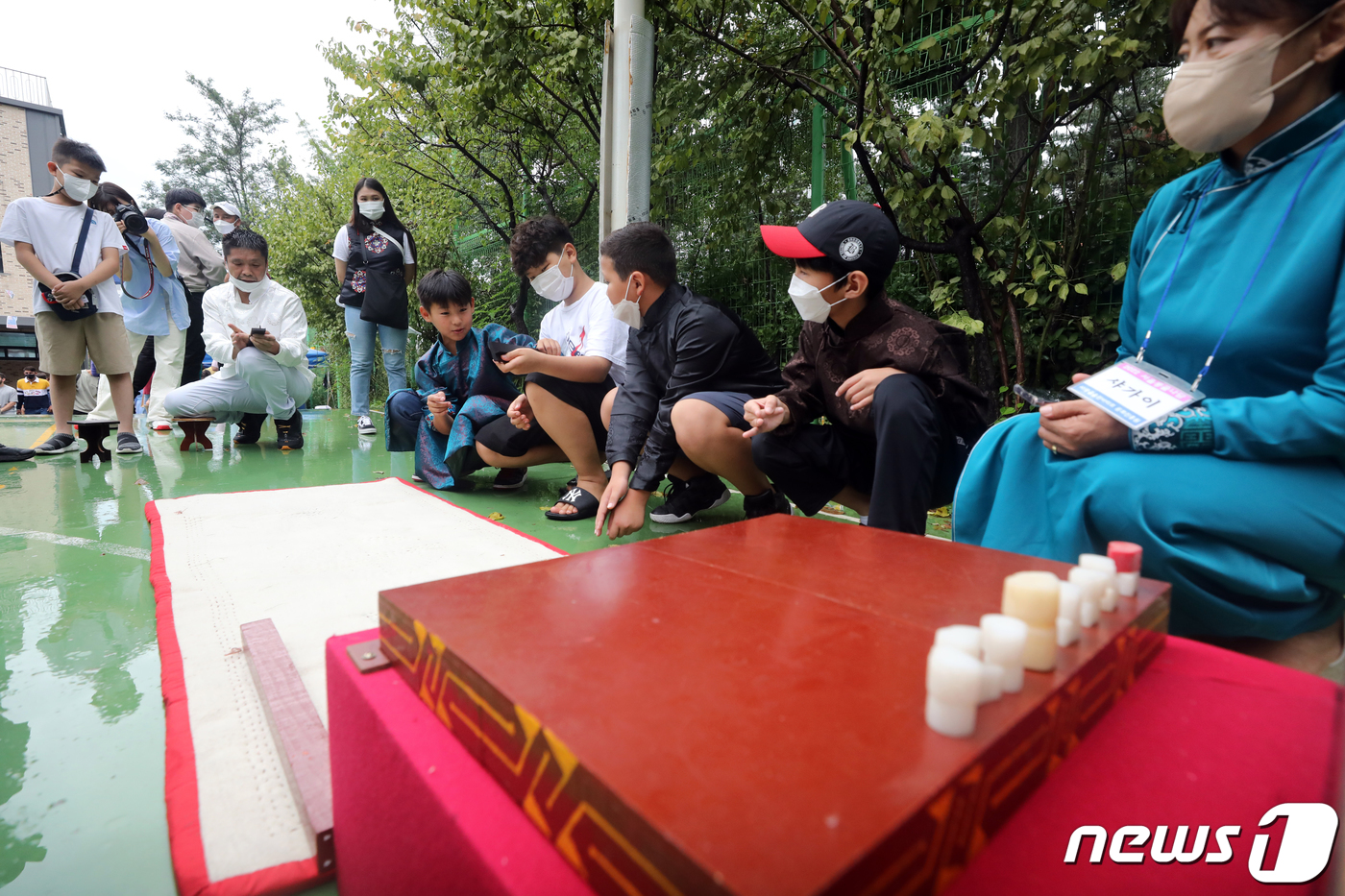 (서울=뉴스1) 황기선 기자 = 4일 오후 서울 광진구 제한몽골학교에서 열린 '제22회 서울 몽골 나담 축제'에서 참석자들이 샤가이 놀이(양의 복사뼈를 이용해 반대편 말을 맞추는 …