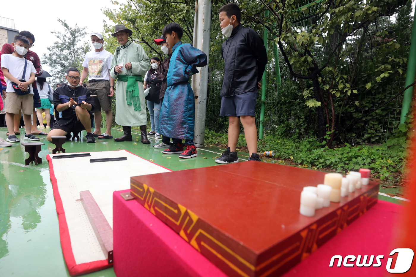 (서울=뉴스1) 황기선 기자 = 4일 오후 서울 광진구 제한몽골학교에서 열린 '제22회 서울 몽골 나담 축제'에서 참석자들이 샤가이 놀이(양의 복사뼈를 이용해 반대편 말을 맞추는 …