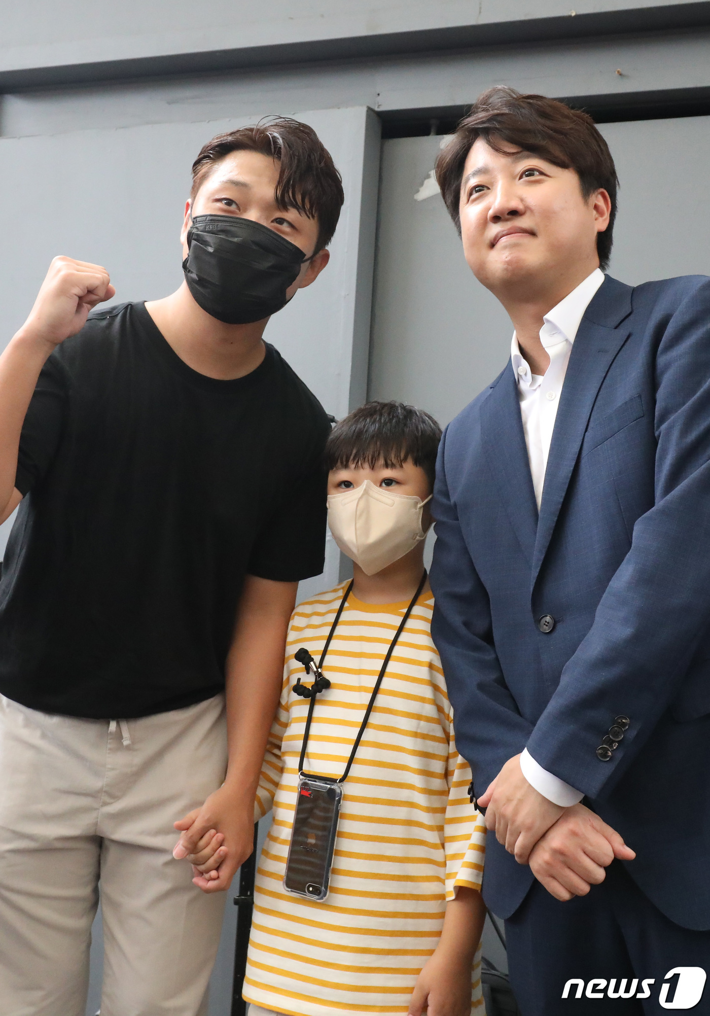 (대구=뉴스1) 공정식 기자 = 이준석 전 국민의힘 대표가 4일 오후 대구 중구 김광석길을 찾아 시민과 기념사진을 찍고 있다. 2022.9.4/뉴스1