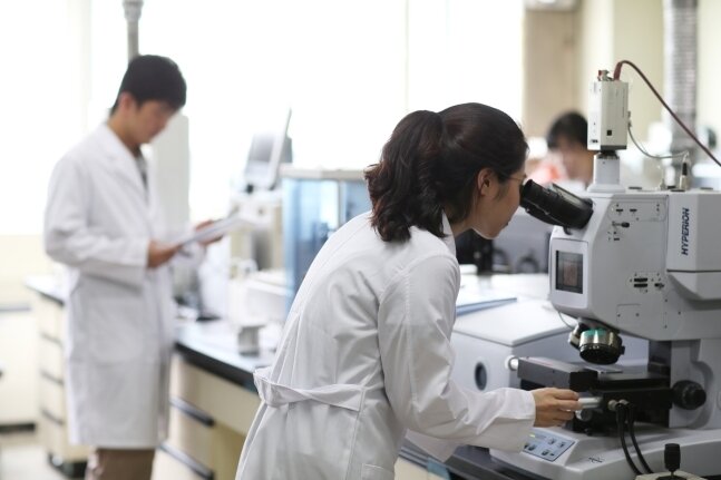본문 이미지 - 삼화페인트 R&D센터에서 연구원이 친환경 페인트 물성을 연구하고 있다.(삼화페인트 제공) ⓒ 뉴스1 