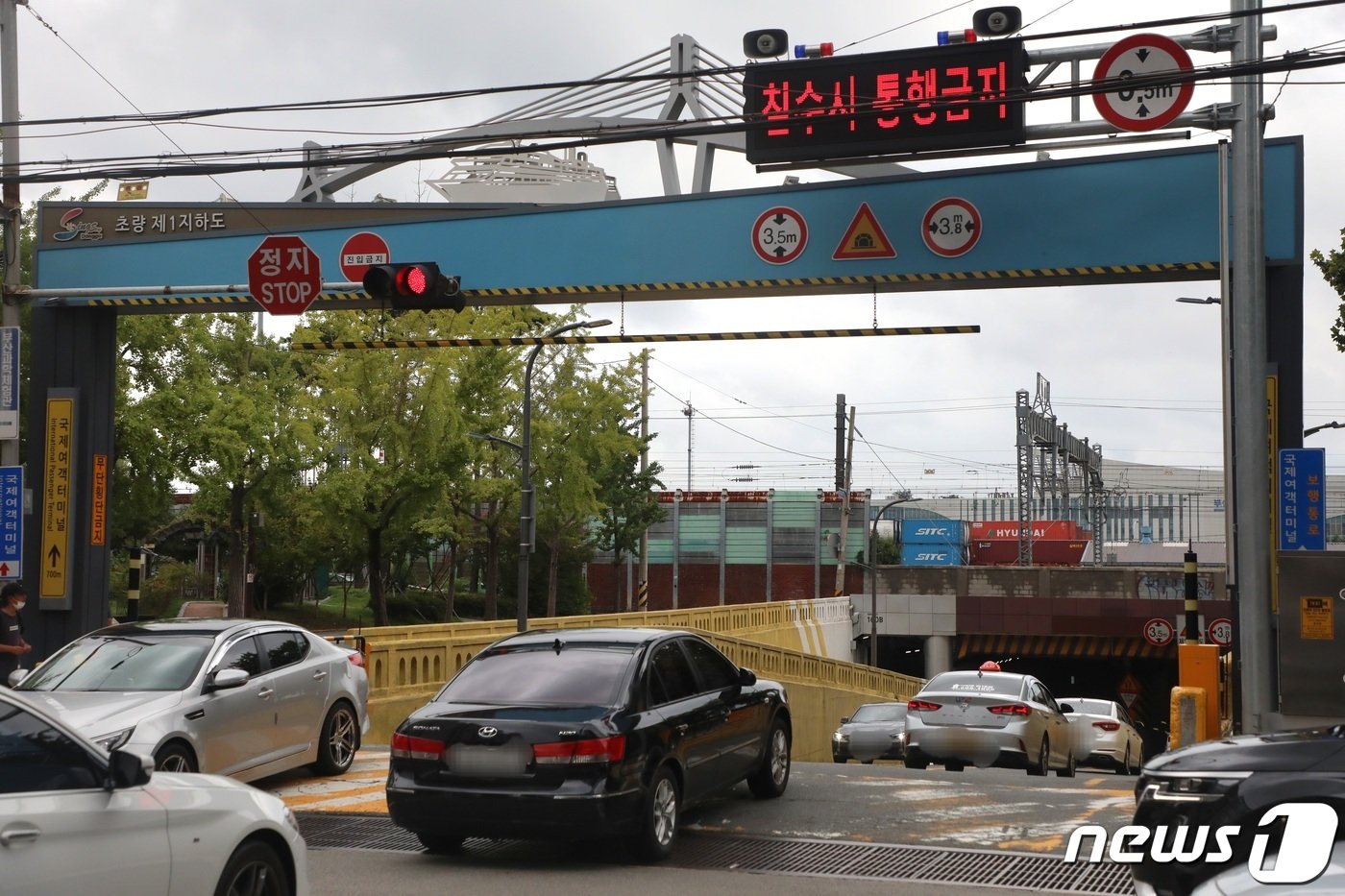 본문 이미지 - 2년 전 집중호우로 운전자 등 3명이 숨진 부산 동구 초량지하차도 현장. 4일 태풍 상륙을 앞두고 차들이 지하차도를 통해 이동하고 있다.2022.9.4/뉴스1 노경민 기자