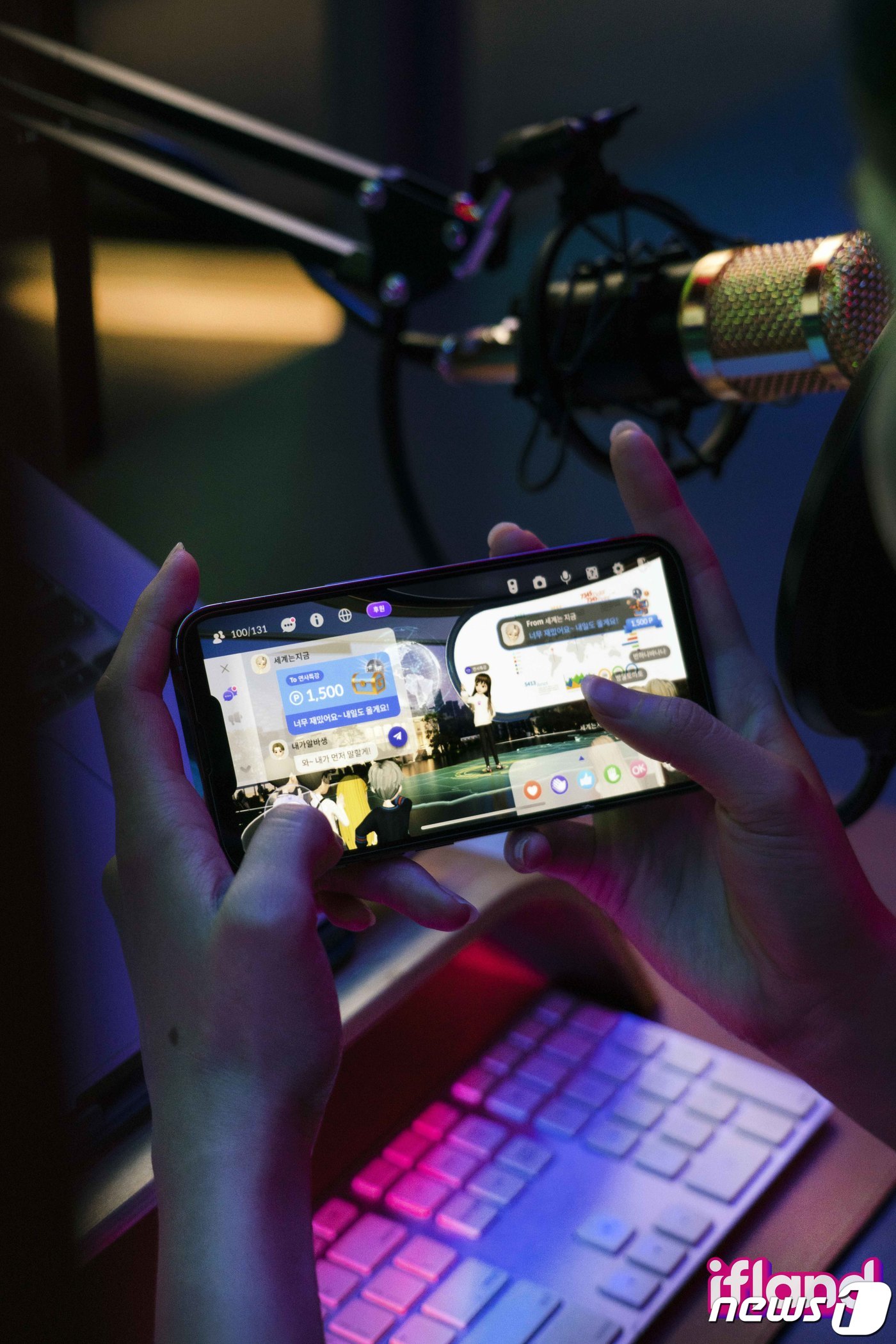 (서울=뉴스1) = SK텔레콤은 메타버스 플랫폼 '이프랜드'에서 경제시스템을 가동해 크레에이터를 중심으로 메타버스 생태계를 강화하는 등 대규모 서비스 업데이트를 진행했다고 5일 밝 …