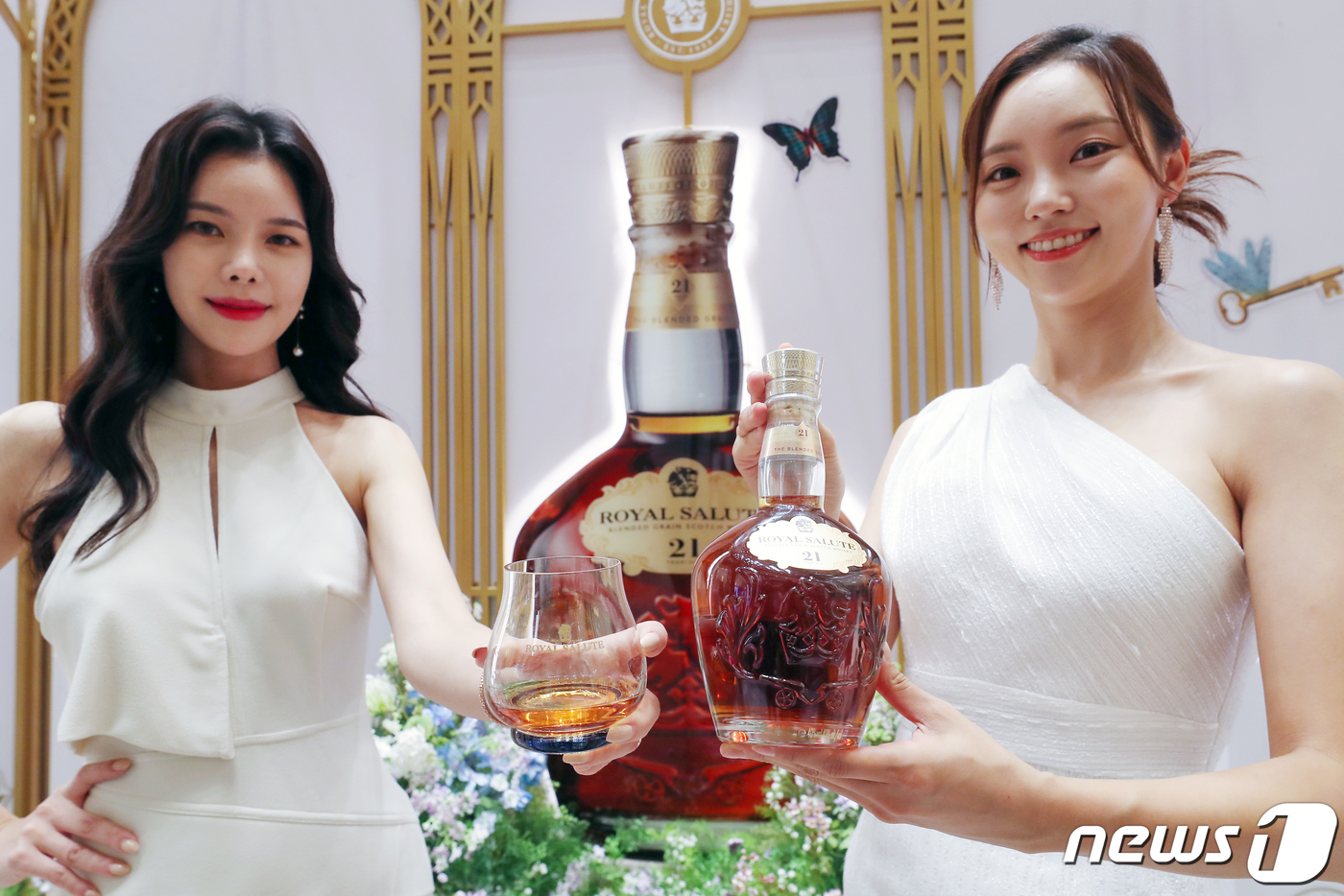 (서울=뉴스1) 민경석 기자 = 5일 오전 서울 중구 신세계백화점 본점 1층에 문을 연 팝업스토에서 모델들이 고숙성 그레인 위스키 '로얄살루트 21년 블렌디드 그레인'을 선보이고 …