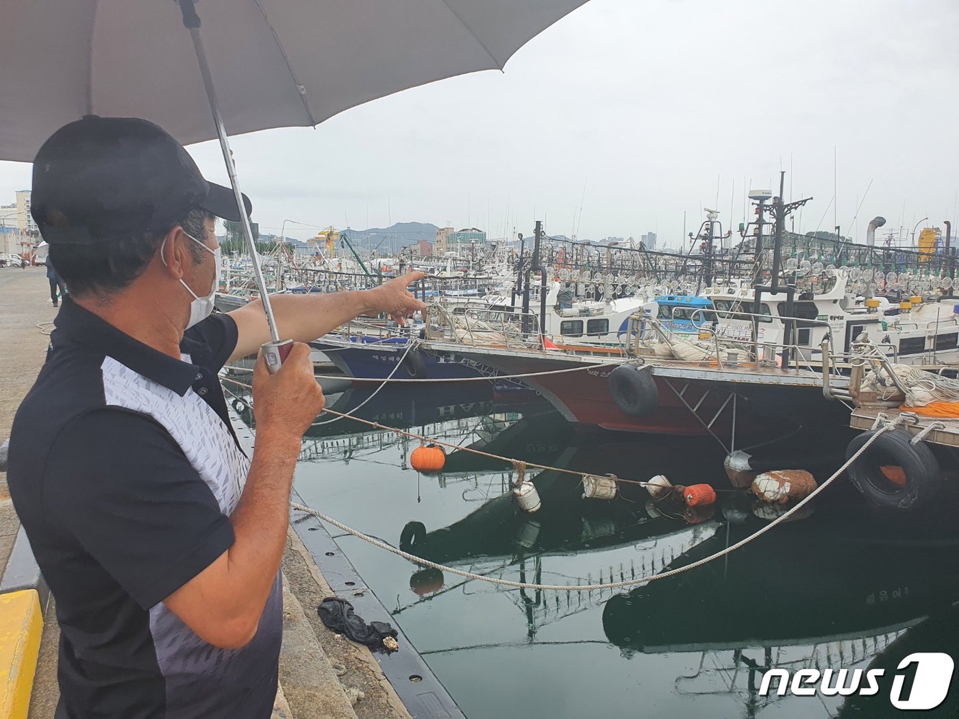 제11호 태풍 &#39;힌남노&#39;가 한반도로 북상 중인 가운데 5일 오전 전남 여수 국동항에서 만난 한 어민이 피항한 어선과 선박을 가리키고 있다. 2022.9.5/뉴스1 ⓒ News1 김동수 기자