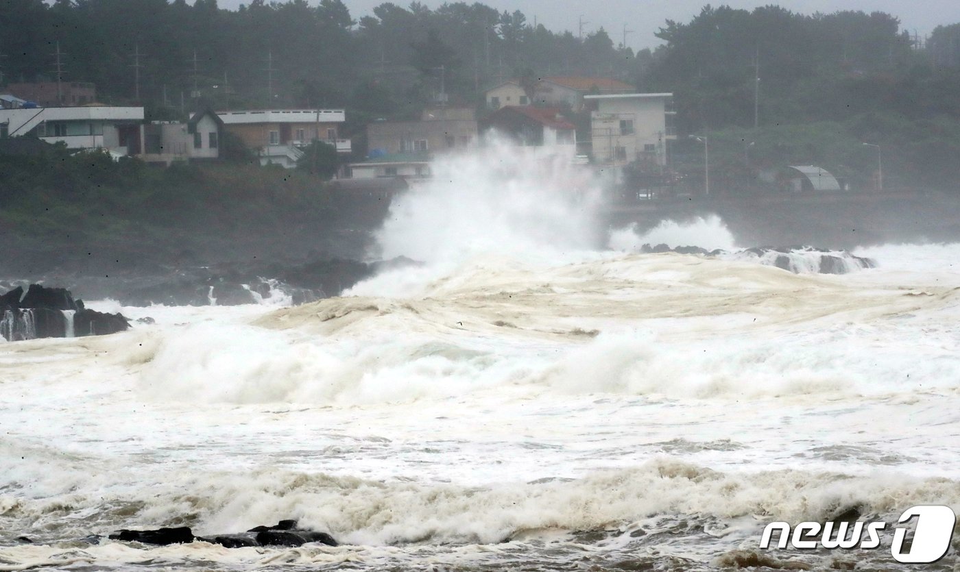 본문 이미지 - 제11호 태풍 '힌남노'가 북상 중인 5일 오전 제주 서귀포시 남원읍 앞바다에 거센 파도가 일고 있다. 태풍은 계속 북상해 6일 새벽 제주도 부근을 지나 아침에는 경남 남해안에 접근할 것으로 예상된다. 2022.9.5/뉴스1 ⓒ News1 오현지 기자