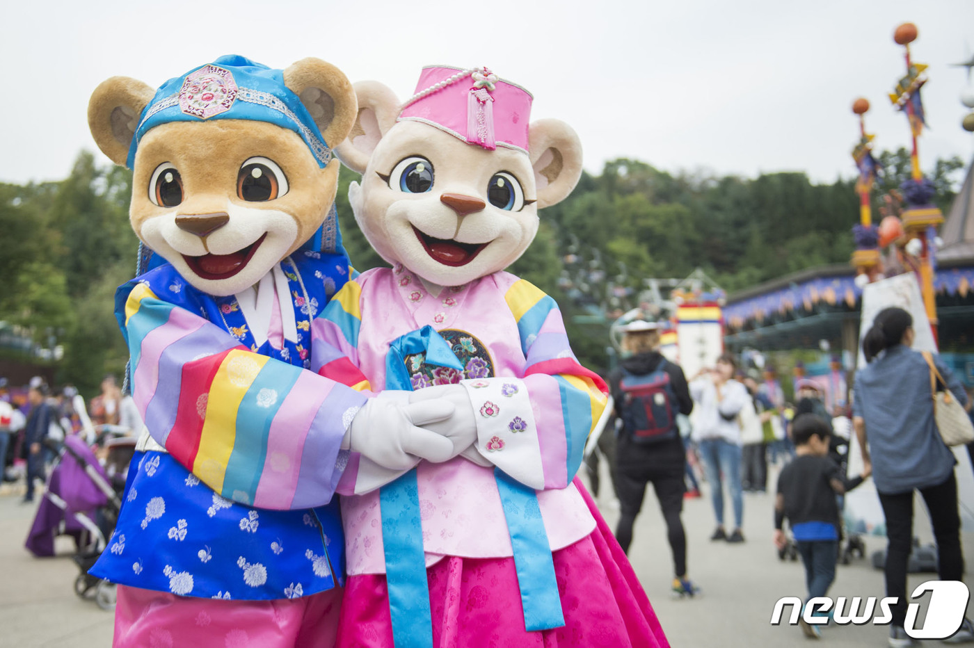 (서울=뉴스1) = 에버랜드가 오는 9일부터 12일까지 추석 명절 연휴를 맞아 다채로운 한가위 즐길 거리를 마련했다고 5일 밝혔다.전통 민속놀이 체험부터 새롭게 오픈하는 판다 IT …