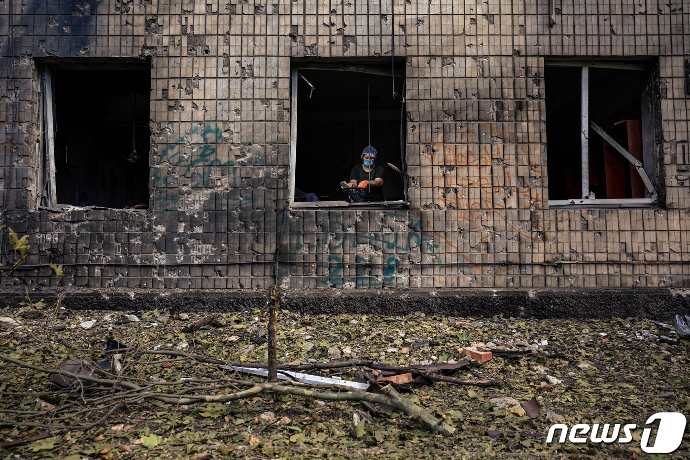 (미콜라이우 AFP=뉴스1) 우동명 기자 = 4일(현지시간) 우크라이나 미콜라이우에서 러시아 군의 미사일 포격을 받아 불에 타고 파괴된 병원이 보인다.ⓒ AFP=뉴스1