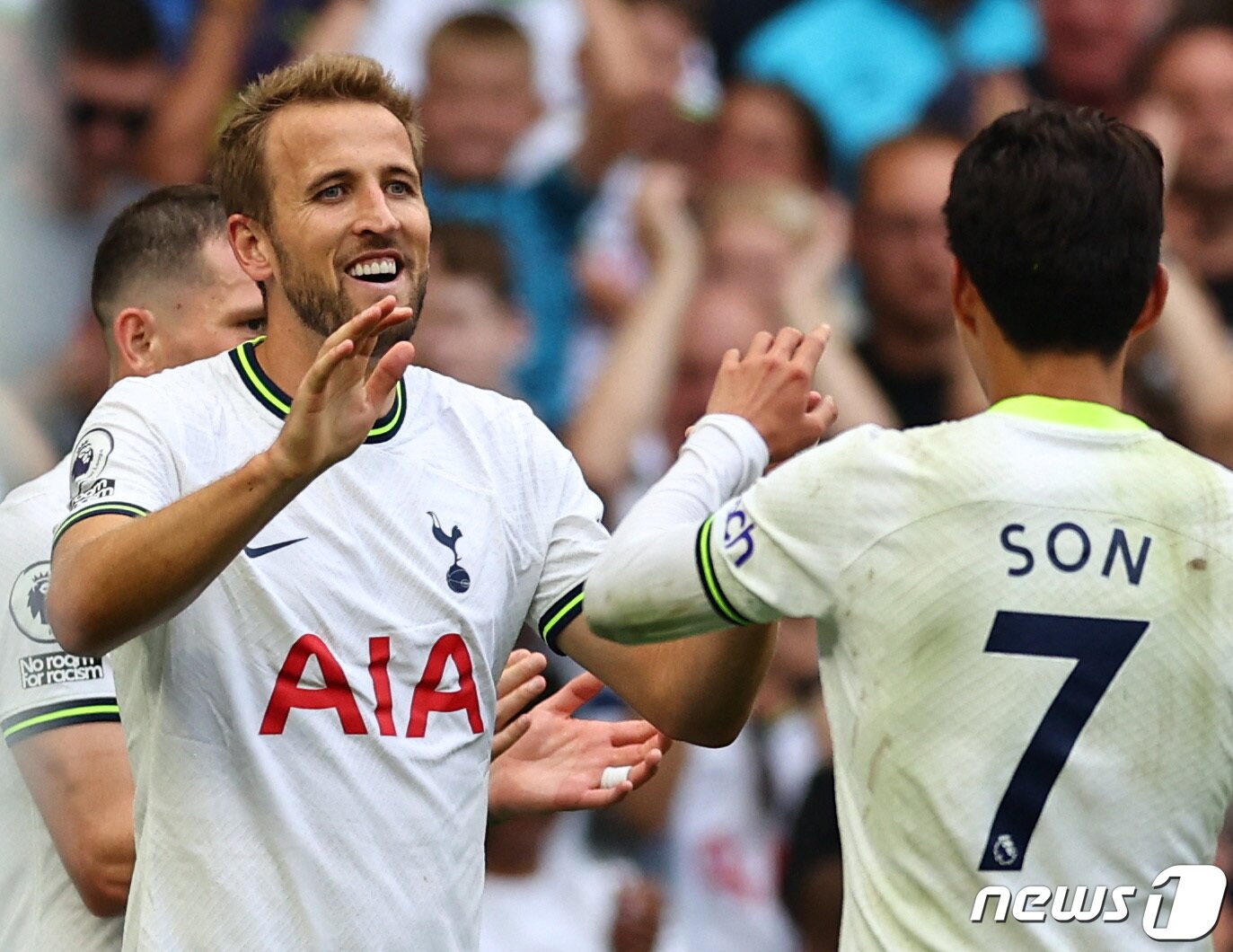 본문 이미지 - 토트넘의 손흥민이 3일(현지시간) 런던의 토트넘 홋스퍼 스타디움에서 열린 EPL 풀럼과 경기서 결승 골을 넣은 해리 케인과 기뻐하고 있다. ⓒ 로이터=뉴스1 ⓒ News1 우동명 기자