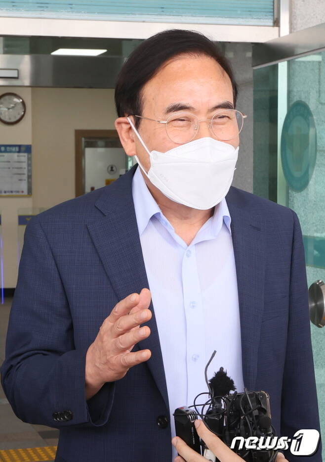 본문 이미지 - 공직선거법상 허위사실 유포 혐의로 고발된 서거석 전북교육감이 25일 오후 2시께 경찰조사를 마치고 나와 취재진 질문에 답변하고 있다.2022.08.25/뉴스1