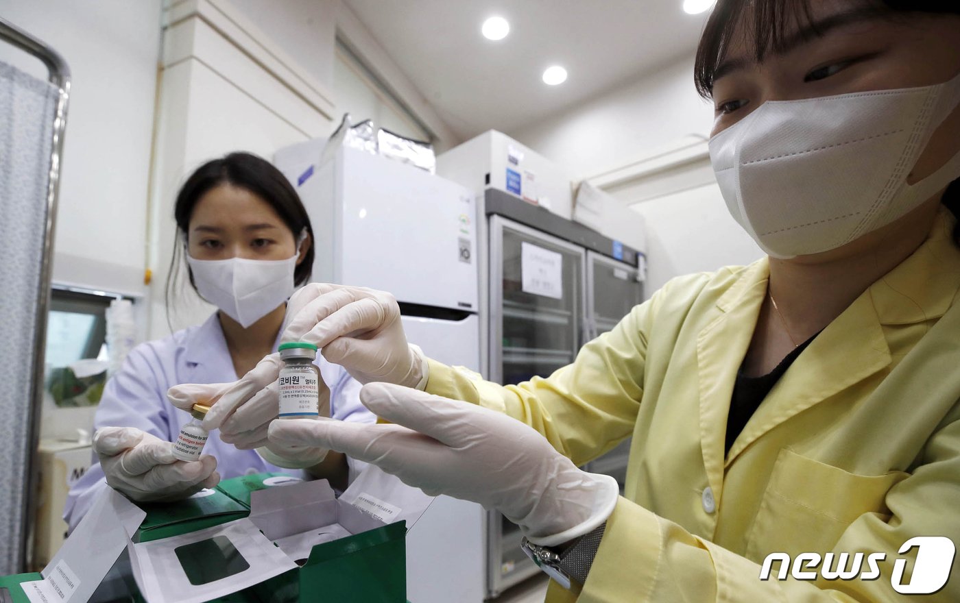 본문 이미지 - 국산 1호 코로나19 백신 &#39;스카이코비원&#39; 접종 첫날인 5일 광주 북구보건소 접종실에서 감염병예방팀 직원이 의료기관에 배부할 스카이코비원 백신을 확인하고 있다.&#40;광주 북구 제공&#41;2022.9.5/뉴스1 ⓒ News1 정다움 기자