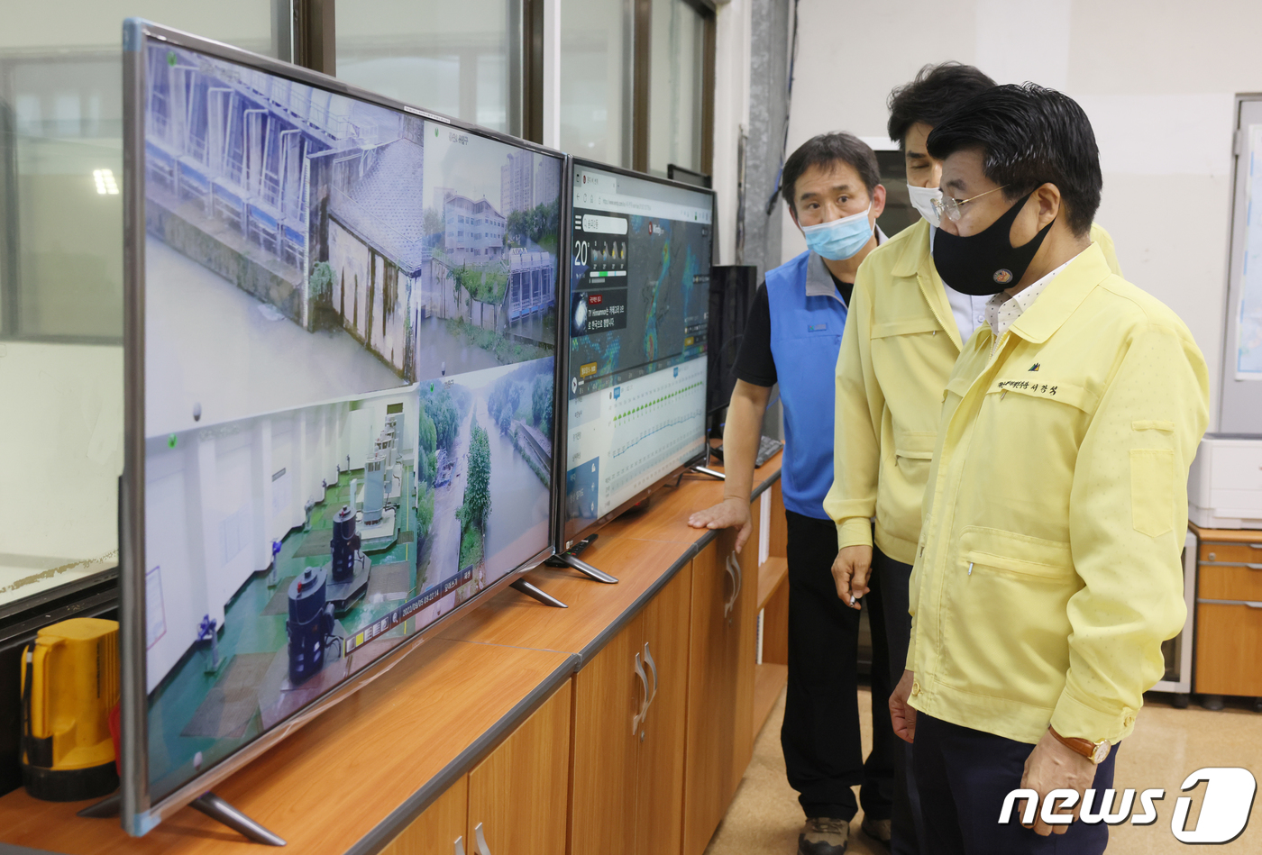 (서울=뉴스1) = 서강석 송파구청장이 제11호 태풍 '힌남노' 북상에 대비해 5일 오전 서울 송파구에 위치한 몽촌 빗물 펌프장을 찾아 펌프장 관제센터 CCTV를 보며 관계자로부터 …