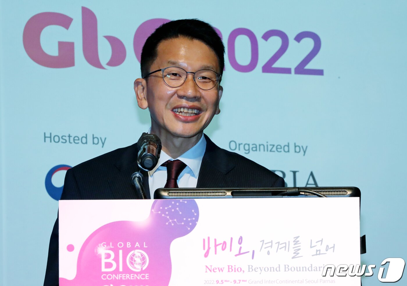 본문 이미지 - 최창원 SK디스커버리 대표이사 부회장이 5일 서울 강남구 그랜드 인터컨티넨탈 파르나스에서 열린 &#39;글로벌 바이오 콘퍼런스 2022&#39;에서 기조연설을 하고 있다. 2022.9.5/뉴스1 ⓒ News1 장수영 기자