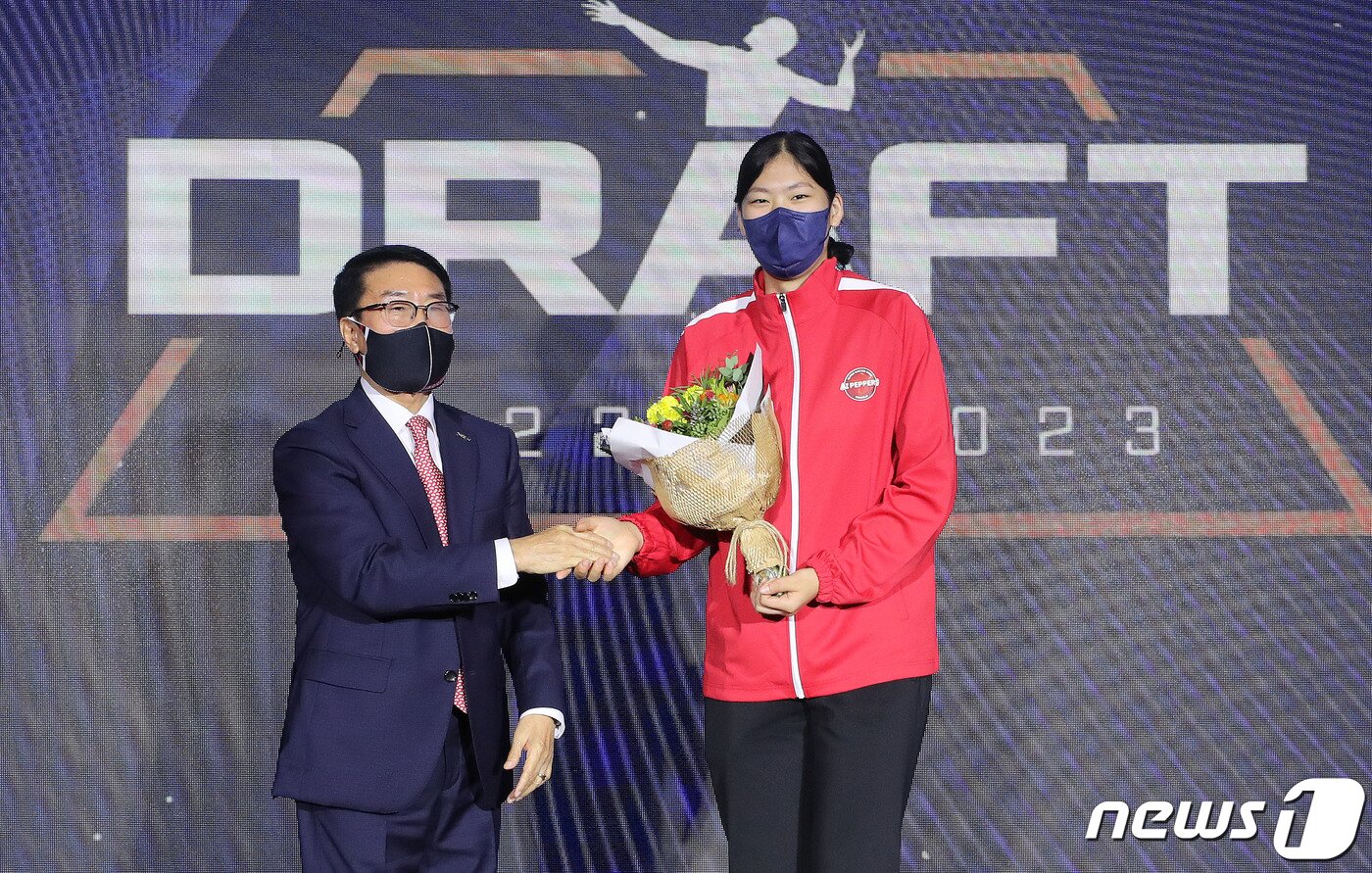 본문 이미지 - 5일 서울 강남구 리베라호텔에서 열린 2022-2023 여자프로배구 신인드래프트에서 페퍼저축은행에 1라운드 1순위로 지명된 체웬랍당 어르헝(목포여상) 선수가 김형실 감독과 기념 촬영을 하고 있다. 2022.9.5/뉴스1 ⓒ News1 박세연 기자