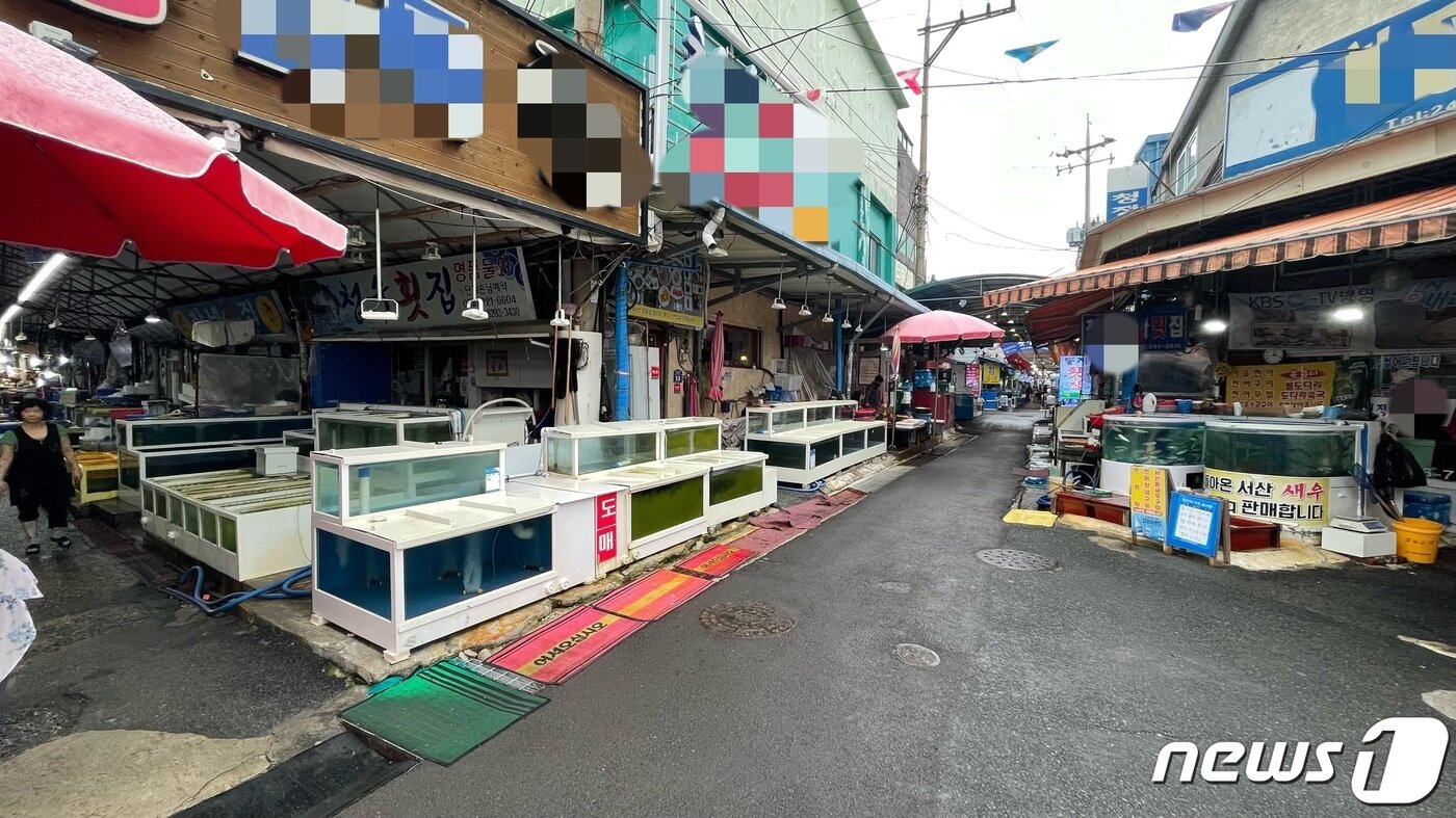 본문 이미지 - 5일 오전 경남 창원시 마산합포구 마산어시장이 태풍 소식으로 일부 가게는 문을 닫는 등 한산한 모습을 보이고 있다. 2022.9.5./뉴스1 강정태 기자