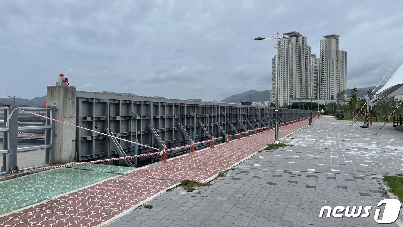 본문 이미지 - 5일 오전 경남 창원시 마산합포구 마산만 방재언덕에 해일 방지 차수벽이 세워져 있다.2022.9.5/뉴스1 강정태 기자