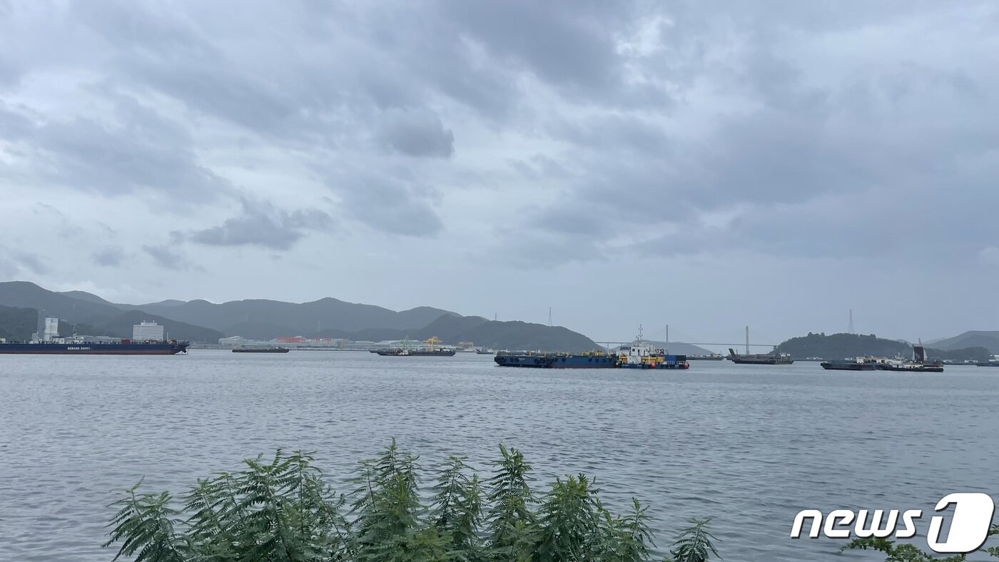 본문 이미지 - 5일 오후 경남 창원시 마산합포구 마산항의 선박들이 태풍으로 인한 파손 사고를 방지하기 피해 마산만 앞바다로 나가 있다.2022.9.5/뉴스1 강정태 기자