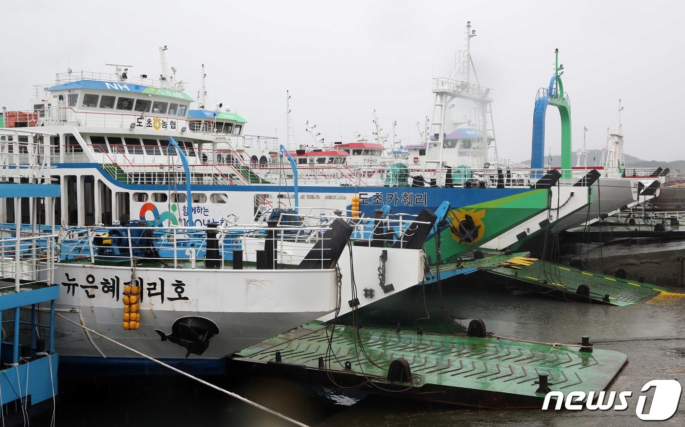 (목포=뉴스1) 전원 기자 = 5일 강력한 태풍 ‘힌남노’의 북상으로 목포시 북항에서 비금, 도초, 안좌를 오가는 여객선이 운항을 중지하면서 발이 묶여 있다. (전남도 제공) 20 …
