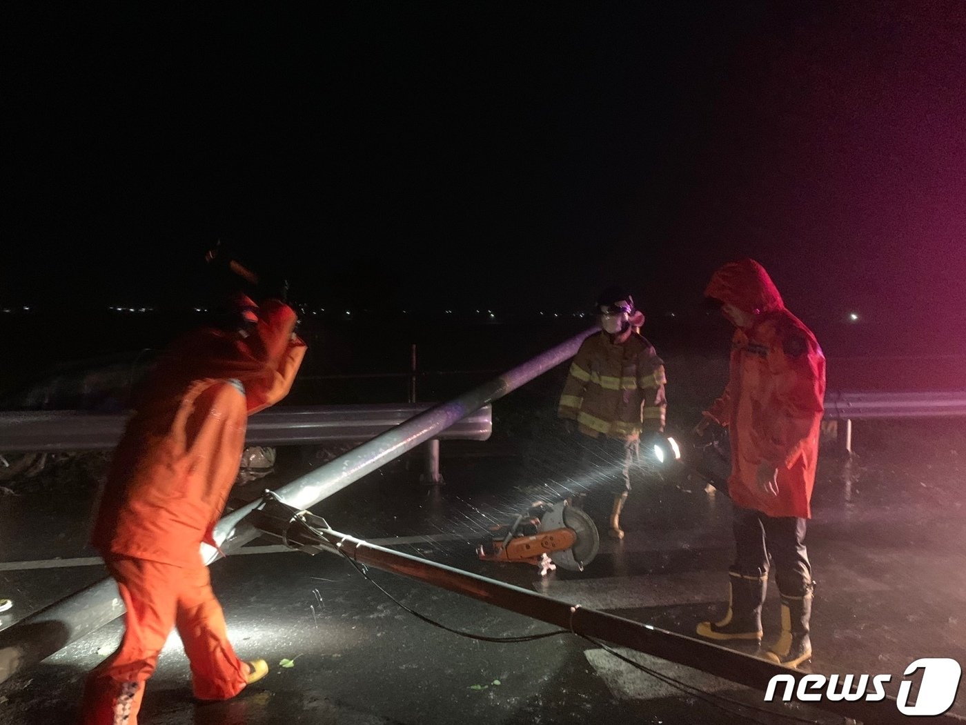 6일 오전 1시46분쯤 경남 사천시내 쓰러진 전신주를 소방당국이 절단 및 이동 등 안전조치를 하고 있다.&#40;경남소방본부 제공&#41;.2022.9.6. 