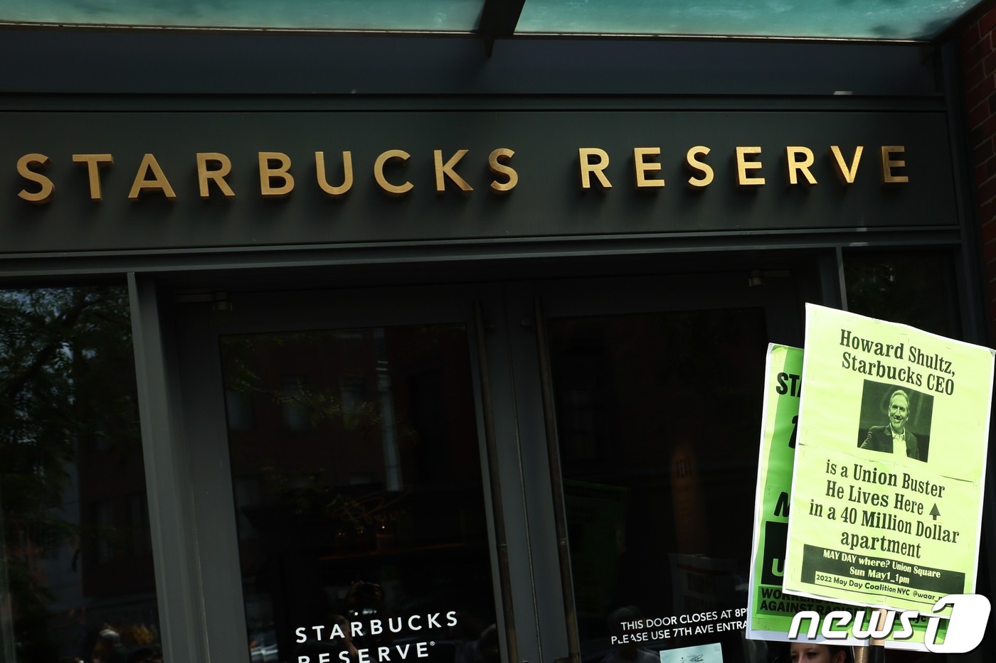 (뉴욕 AFP=뉴스1) 남해인 기자 = 5일(현지시간) 스타벅스 CEO 하워드 슐츠의 자택 근처에서 스타벅스 노동자들을 지지하는 시위대가 팻말을 들고 시위하고 있다. 팻말엔 '노조 …