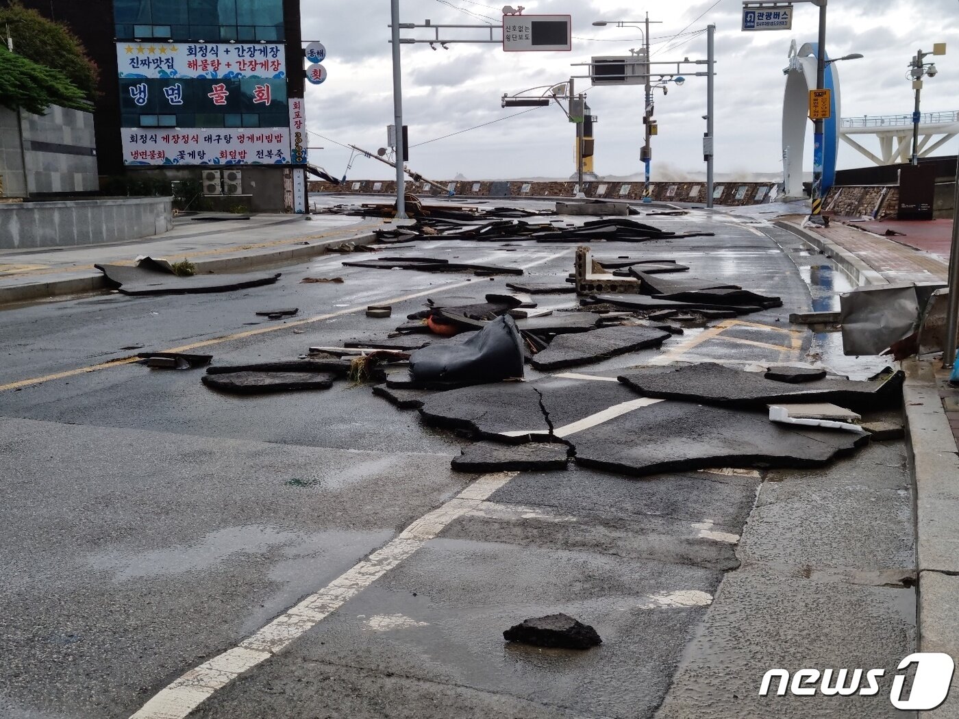 본문 이미지 - 제11호 태풍 '힌남노'의 영향으로 6일 오전 부산 서구 암남동 송도해수욕장 인근 도로가 파손돼 있다.(독자 제공) 2022.9.6/뉴스1 ⓒ News1 백창훈 기자