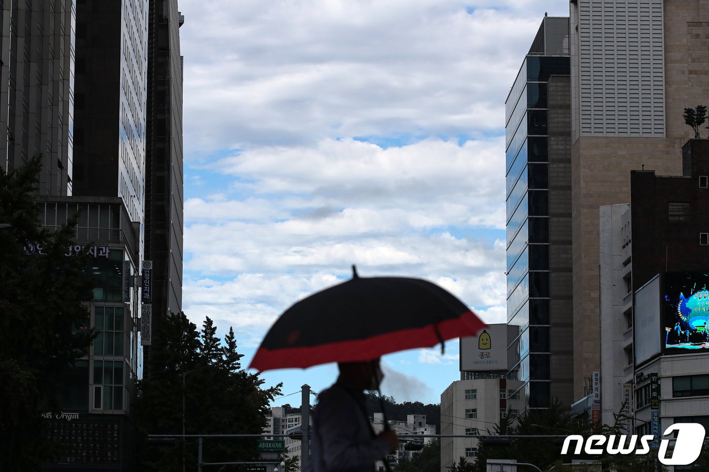 6일 오전 서울 종로구 세종대로 광화문사거리 인근에서 발걸음을 옮기는 시민들 너머로 파란 하늘이 보이고 있다. 기상청에 따르면 제11호 태풍 힌남노는 이날 오전 4시50분께 경남 거제시 부근으로 국내에 상륙해 오전 7시10분께 울산 앞바다로 빠져나갔다. 2022.9.6/뉴스1 ⓒ News1 이승배 기자