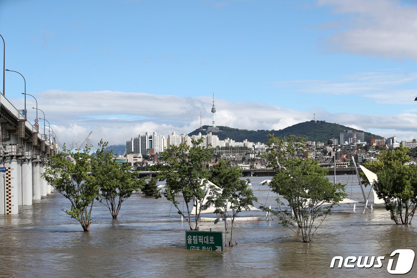 제11호 태풍 &#39;힌남노&#39;의 영향으로 많은 비가 내린 6일 오전 불어난 강물에 잠긴 서울 반포한강공원 위로 파란 하늘이 펼쳐져 있다. 2022.9.6/뉴스1 ⓒ News1 박지혜 기자