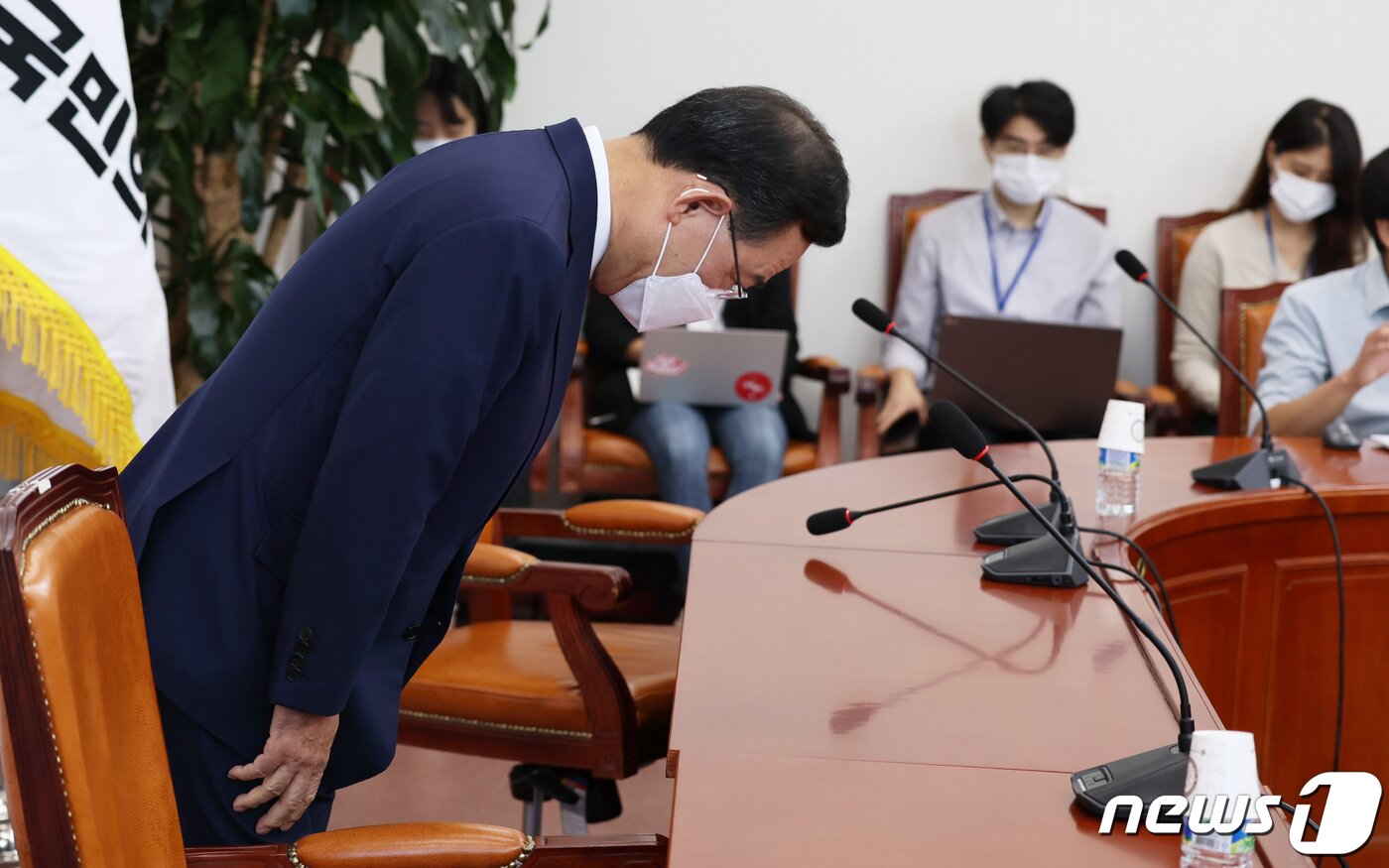 본문 이미지 - 주호영 국민의힘 전 비대위원장이 6일 국회에서 가진 기자회견에서 고개 숙여 인사하고 있다. 주 의원은 '비대위원장직 거부 의사'를 밝혔다. (공동취재) 2022.9.6/뉴스1 ⓒ News1 허경 기자