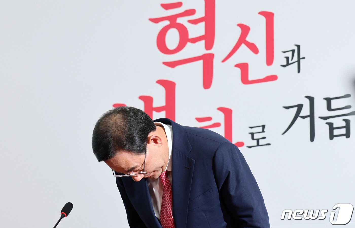 본문 이미지 - 주호영 국민의힘 전 비대위원장이 6일 국회에서 '비대위원장직 거부 의사'를 밝히는 기자회견을 마친후 고개를 숙이고 있다. (공동취재) 2022.9.6/뉴스1 ⓒ News1 허경 기자