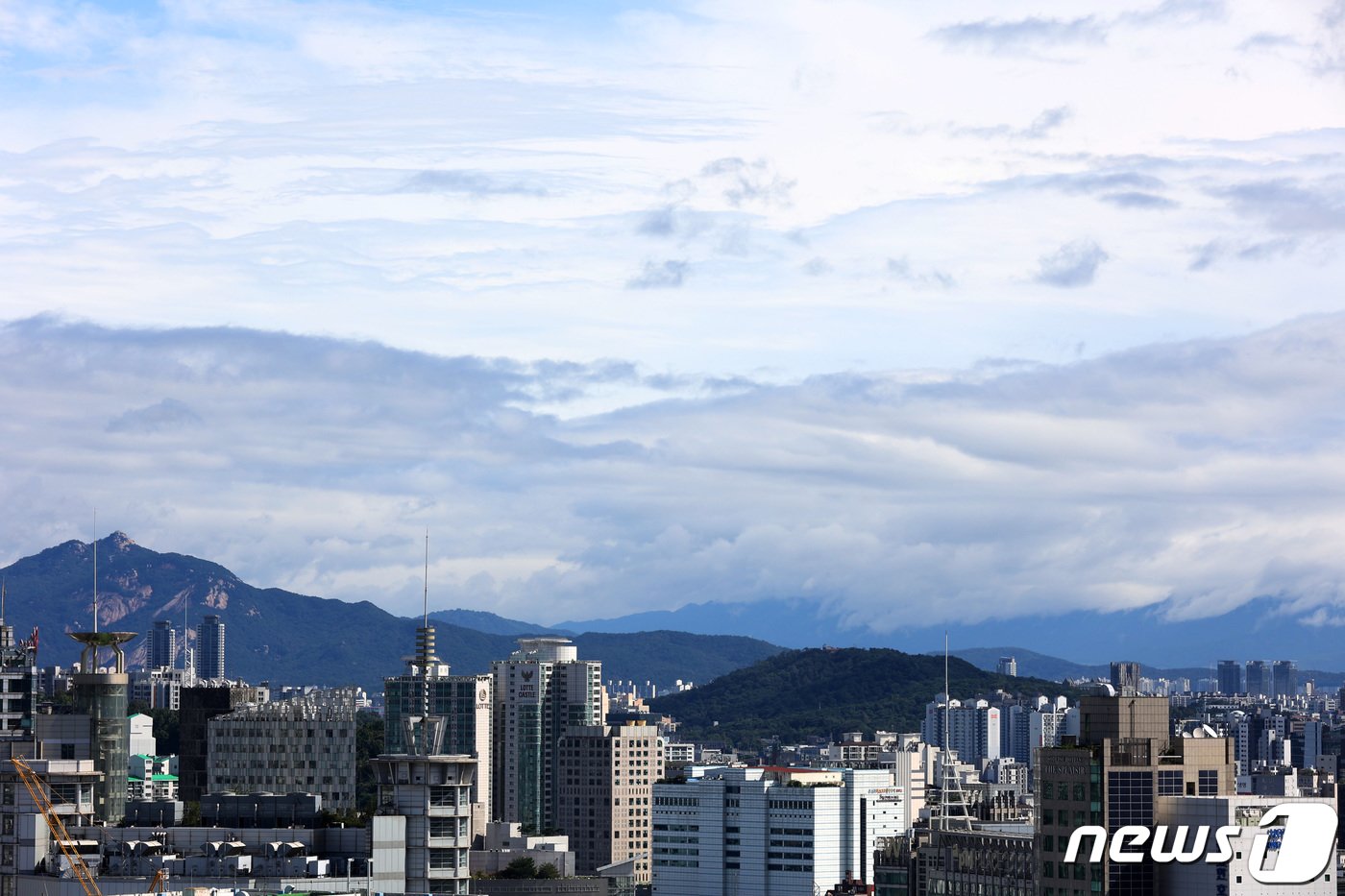 본문 이미지 - 전국 대부분 지역에 발효된 태풍주의보가 해제된 6일 오전 서울 시내 위로 파란 하늘이 펼쳐져 있다. 2022.9.6/뉴스1 ⓒ News1 조태형 기자