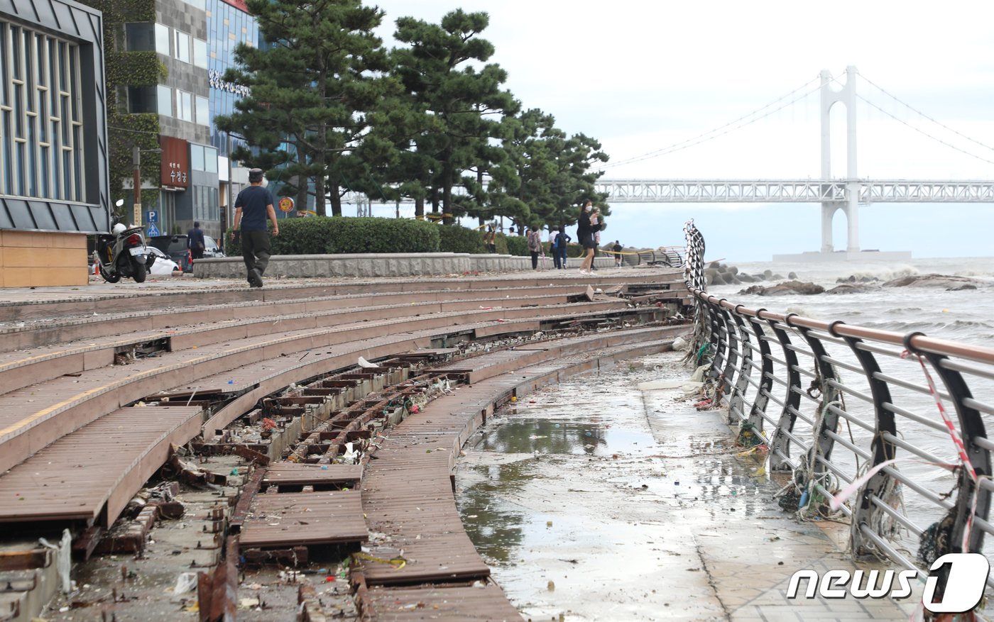 제11호 태풍 &#39;힌남노&#39;가 상륙한 6일 오전 부산 수영구 광안리해수욕장 광안해변공원 부근 산책데크가 뜯겨져 있다. 2022.9.6/뉴스1 ⓒ News1 김영훈 기자