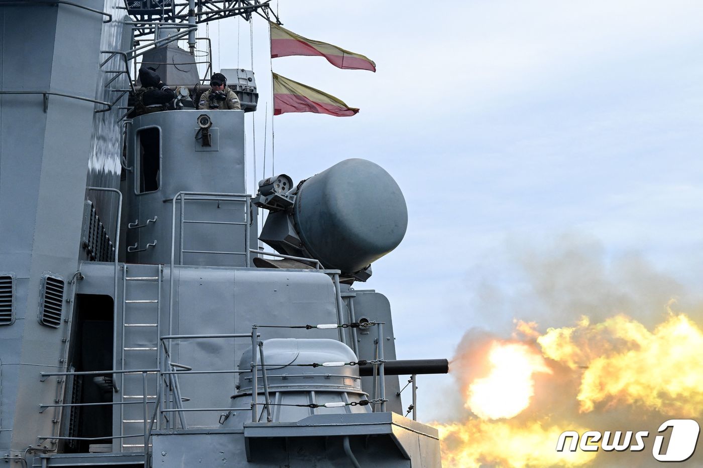 (블라디보스토크 AFP=뉴스1) 우동명 기자 = 5일(현지시간) 블라디보스토크의 동해에 있는 피터 대제 만 일대에서 진행되는 보스토크-2022 훈련 중 러시아 구축함 마샬 샤포쉬니 …