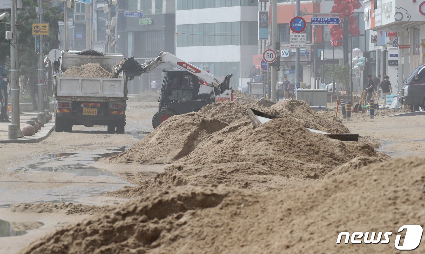 제11호 태풍 &#39;힌남노&#39;가 지나간 6일 오전 부산 수영구 광안리해수욕장에서 관계자들이 중장비를 동원해 피해 복구를 하고 있다. 2022.9.6/뉴스1 ⓒ News1 김영훈 기자