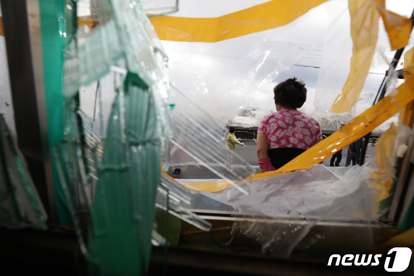 본문 이미지 - 6일 제11호 태풍 '힌남노'의 영향으로 울산 북구 신명동 한 횟집 유리창이 거세게 몰아친 파도에 파손돼 있다. 2022.9.6/뉴스1 ⓒ News1 윤일지 기자