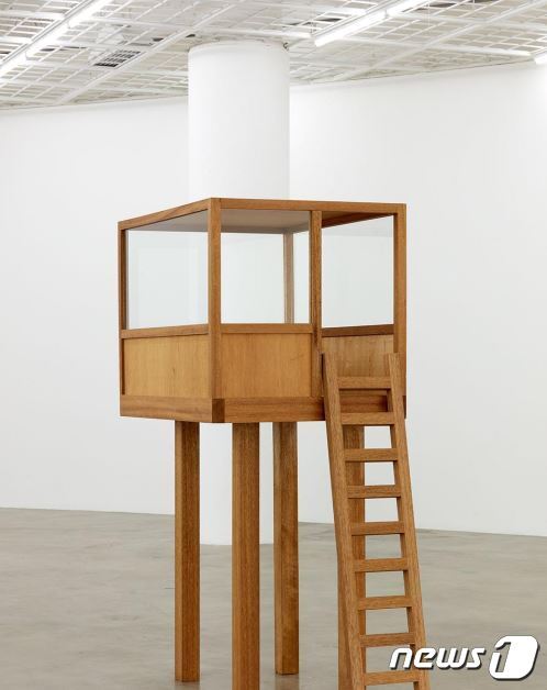 본문 이미지 - 정서영, 전망대, 1999, 나무, 유리, 210 x 120 x 88 cm, 아트선재센터 소장. ⓒ 1999.정서영. (사진 : 권오열). ⓒ 뉴스1