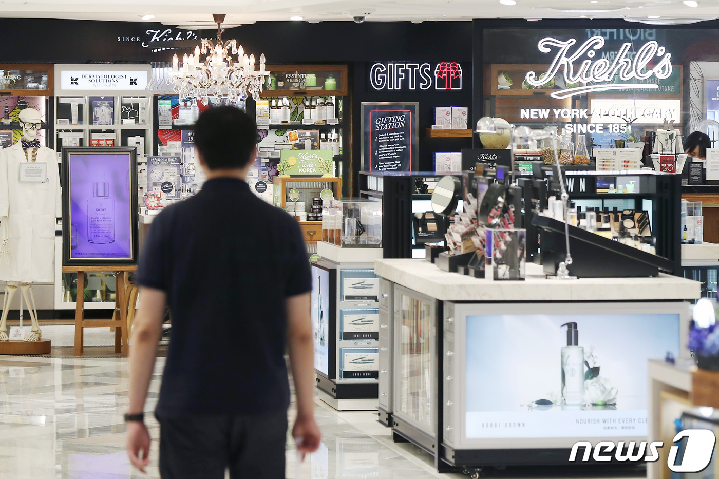 (서울=뉴스1) 민경석 기자 = 6일부터 해외 여행자 휴대품에 적용되는 기본면세한도가 미화 600달러에서 800달러로 상향 조정된다. 2014년 이후 8년 만의 면세한도 조정이다. …