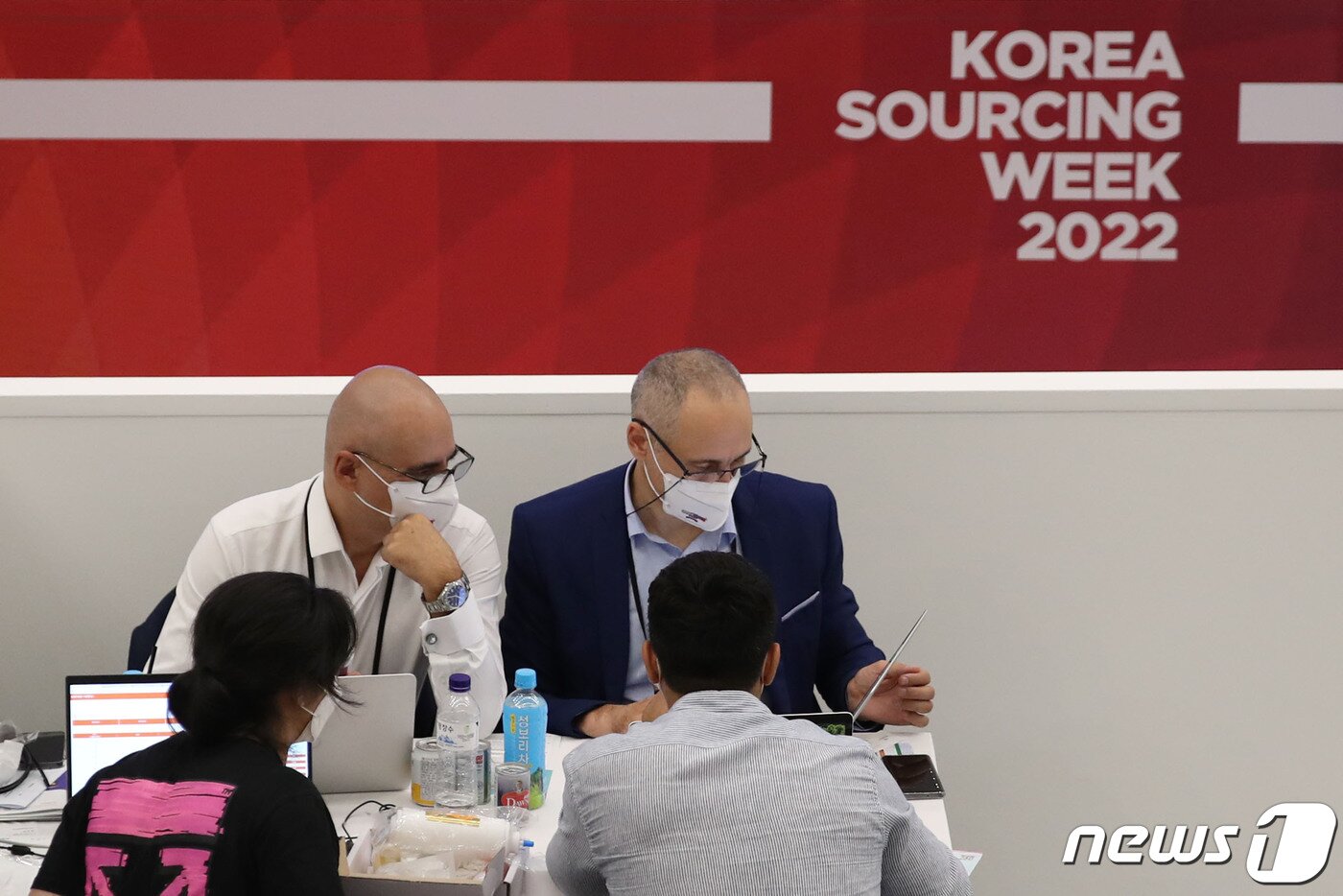 본문 이미지 - 6일 서울 동대문디자인플라자(DDP)에서 열린 2022대한민국 소싱위크에서 국내외 바이어와 참여기업간의 수출상담회가 진행되고 있다. 2022.9.6/뉴스1 ⓒ News1 이광호 기자