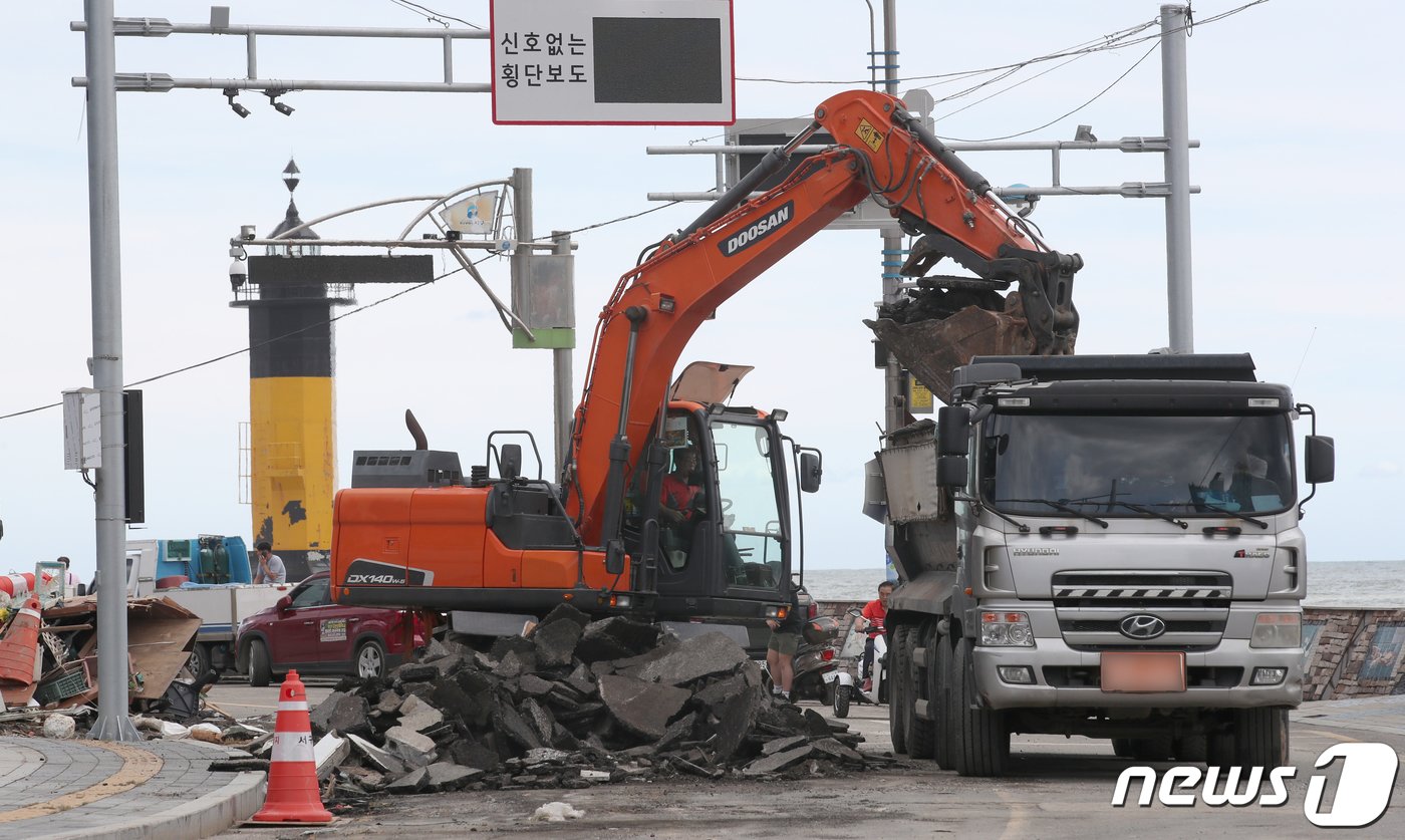 제11호 태풍 &#39;힌남노&#39;가 지나간 6일 오후 부산 서구 송도해수욕장 해안도로에서 관계자들이 수해 복구 작업을 하고 있다. 2022.9.6/뉴스1 ⓒ News1 김영훈 기자