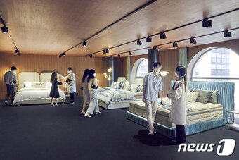 본문 이미지 - 시몬스 갤러리 논현점을 방문한 고객이 침대를 둘러보고 있다. (시몬스 제공)