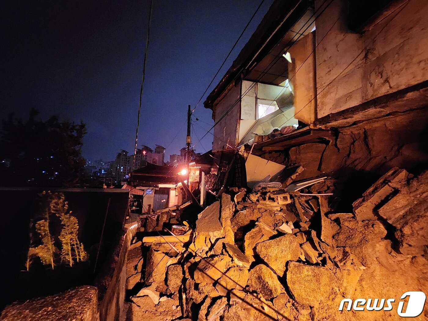 본문 이미지 - 지난 5일 태풍 '힌남노'로 인해 서울 강북구 미아동 한 주택 옹벽이 붕괴돼 있다. (서울 강북소방서 제공) 2022.9.6/뉴스1